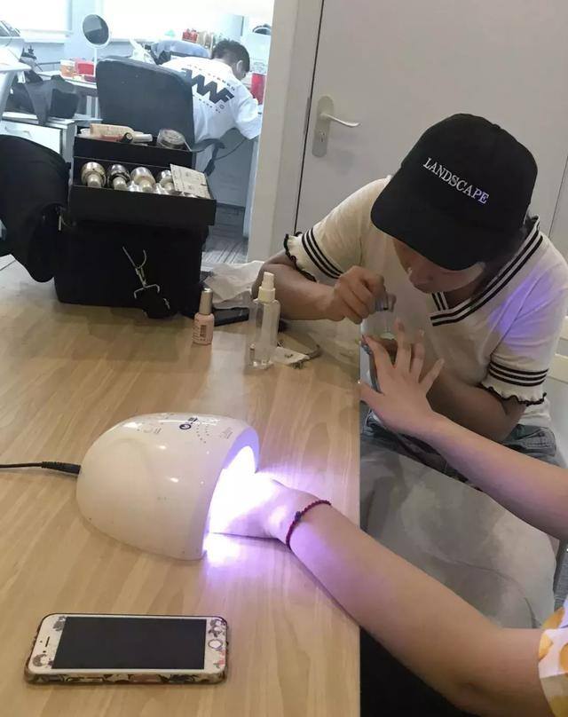 美甲帮接单赚钱是真的吗（蚊子姐姐的美甲创业路）