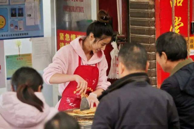 摆地摊卖什么利润大（月入2万，3万，煎饼果子生意如何？）