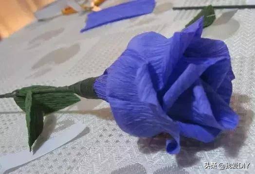 用纸做手工制作大全（爱梦幻的女孩儿，都会喜欢玫瑰花，教你如何去折纸一朵漂亮的玫瑰）