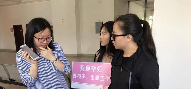 员工怀孕不能胜任工作怎么处理（女性在怀孕后，该继续上班还是在家待产？）