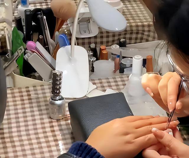 快速赚钱的软件学生党（大学生在宿舍做美甲兼职，月入过万，网友：给大学生一个警告）