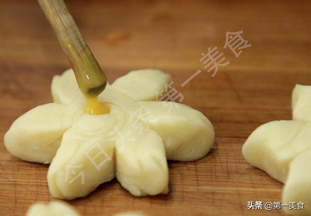 简单易学在家做小吃（梅花酥、麻花酥、梅花酥、梅花酥的做法）