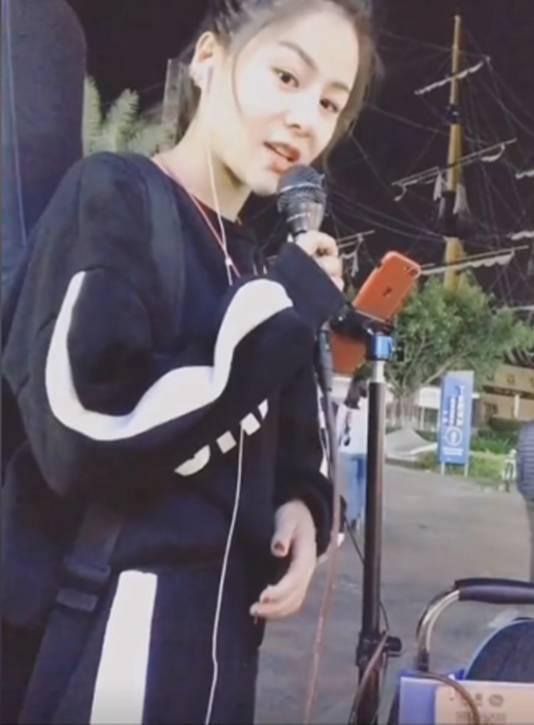 抖音那么多人唱歌有赚钱的吗（她是全网最受欢迎的歌手，一首歌从大排档到千万网红）
