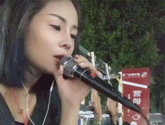 抖音那么多人唱歌有赚钱的吗（她是全网最受欢迎的歌手，一首歌从大排档到千万网红）