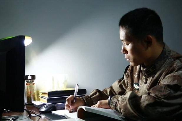 手工飞机怎么做（造飞机的侯占虎，一个普通农村人，却成为了一名武警）