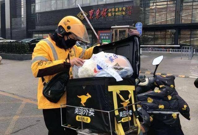 北京外卖员一个月大概能赚多少钱（上海外卖小哥月收入40万，网友：堪比富豪外卖员）