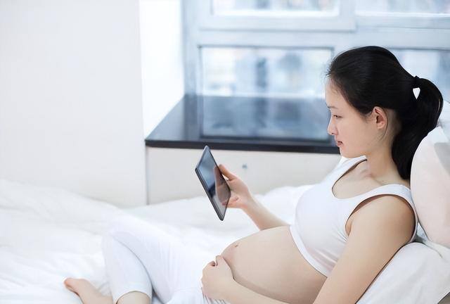 员工怀孕不能胜任工作怎么处理（女性在怀孕后，该继续上班还是在家待产？）