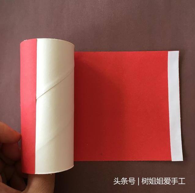 小手工怎么做（用废旧的纸管和瓶盖做个能跑的小汽车）