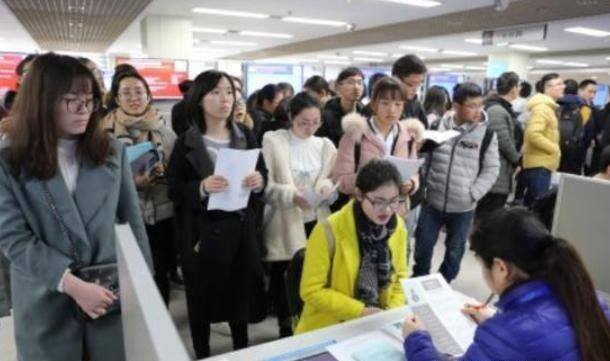 大专文凭出来能干嘛（大学生在大学毕业生中有什么前途？）