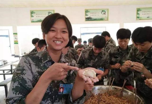 炊事员是干什么工作的（小小的帮厨背后，藏着许多深意）