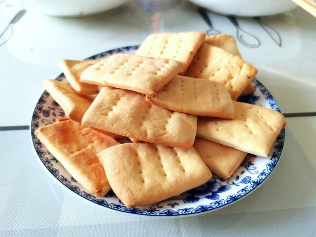 家里做饼干的简单方法（饼干最简单的做法，只需要5分钟，又香又酥脆，太好吃）