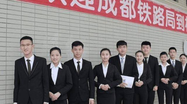 大专文凭出来能干嘛（大学生在大学毕业生中有什么前途？）
