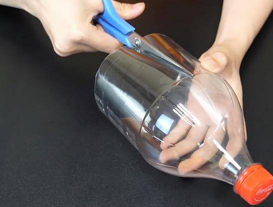 废旧矿泉水瓶手工制作（用大号塑料瓶制作一个能够自动浇花的小花盆，省去给花浇水的烦恼）