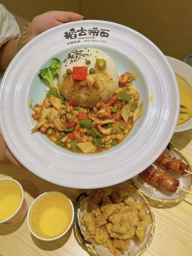 学校周边适合做什么生意（学校周围的餐馆生意这么火爆吗？）