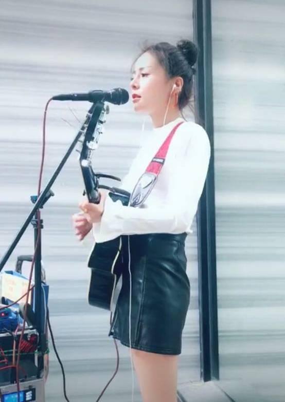 抖音那么多人唱歌有赚钱的吗（她是全网最受欢迎的歌手，一首歌从大排档到千万网红）
