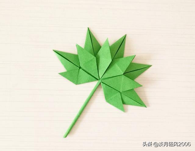彩纸手工简单小制作（简单易学的折纸枫叶，折一个好看的枫叶）