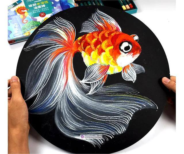 儿童画简单好看（用油画棒画出美丽优雅的金鱼）