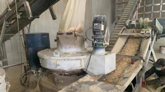 致富小型加工设备（农村生物质颗粒燃料加工厂怎么样）