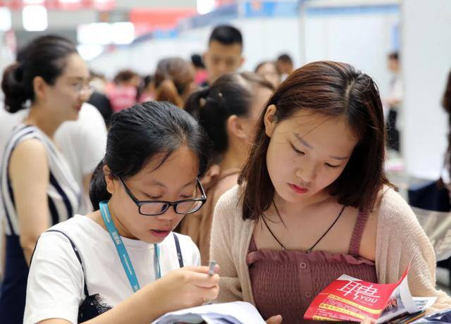 在上海做什么行业最挣钱（上海经济学硕士拒绝回国做电工，原因很真实）