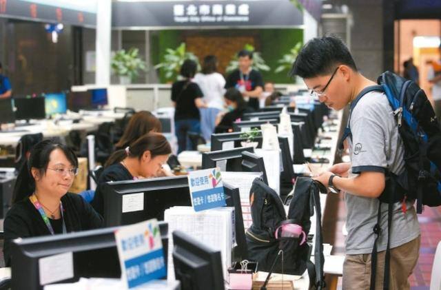 高中毕业能做什么工作（大学生报考辅警：“铁饭碗”就是“铁饭碗”）