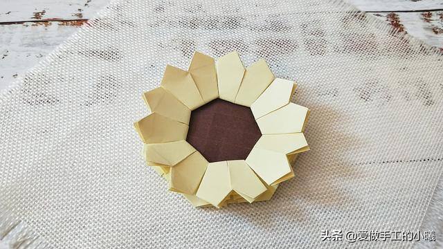 手工玫瑰花怎么做（向日葵折纸教程图解，简单好看，装饰很漂亮哦！）