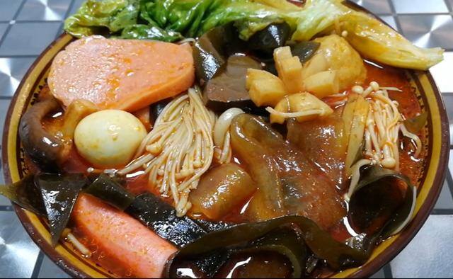 麻辣烫怎么做好吃（家常版麻辣烫，不论荤素煮什么都好吃，且经济实惠又美味）