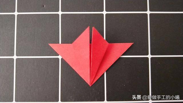 小红手工（简单漂亮的小红花折纸教程，手残也能轻松完成）