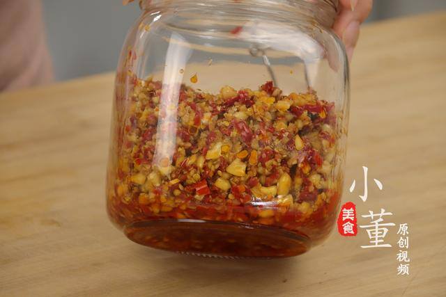 家庭如何自制辣椒酱（辣椒酱这样做，麻辣鲜香开胃，做法简单，一学就会）