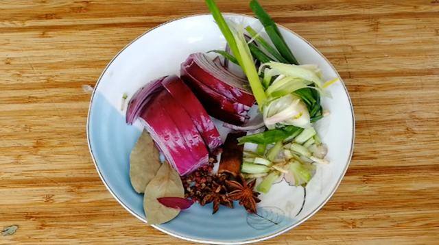 麻辣烫怎么做好吃（家常版麻辣烫，不论荤素煮什么都好吃，且经济实惠又美味）