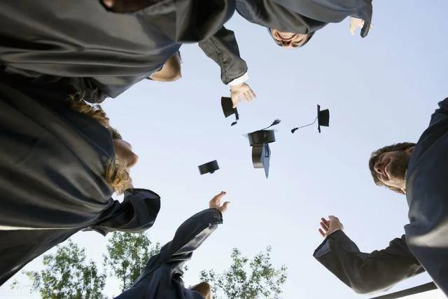 12岁学生兼职赚零花钱（5种适合大学生的副业兼职）