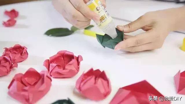 用纸做手工制作大全（爱梦幻的女孩儿，都会喜欢玫瑰花，教你如何去折纸一朵漂亮的玫瑰）