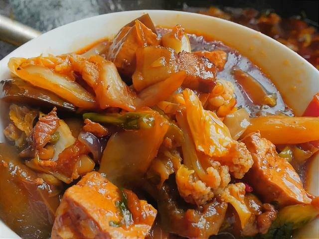 10元店投资多少钱（大锅菜加烙饼，这个搭配相当有特色）