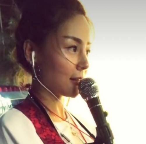 抖音那么多人唱歌有赚钱的吗（她是全网最受欢迎的歌手，一首歌从大排档到千万网红）