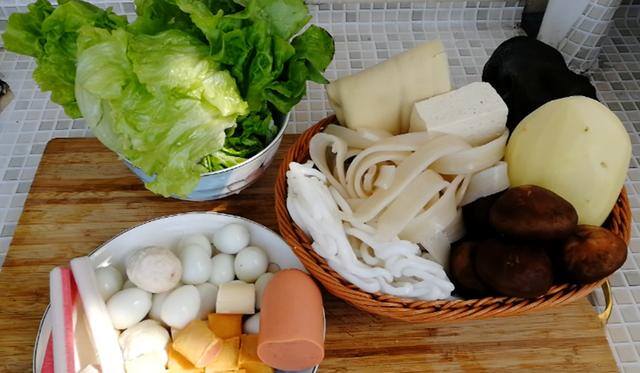 麻辣烫怎么做好吃（家常版麻辣烫，不论荤素煮什么都好吃，且经济实惠又美味）