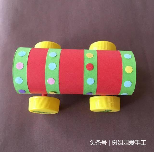 小手工怎么做（用废旧的纸管和瓶盖做个能跑的小汽车）