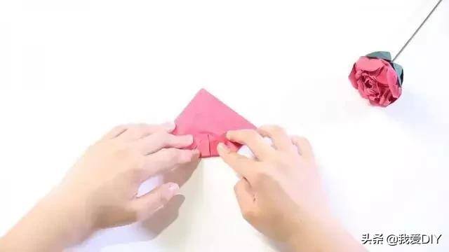 用纸做手工制作大全（爱梦幻的女孩儿，都会喜欢玫瑰花，教你如何去折纸一朵漂亮的玫瑰）