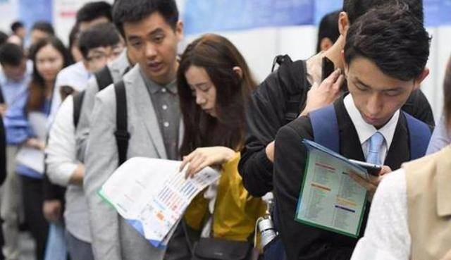大专文凭出来能干嘛（大学生在大学毕业生中有什么前途？）
