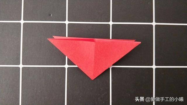 小红手工（简单漂亮的小红花折纸教程，手残也能轻松完成）