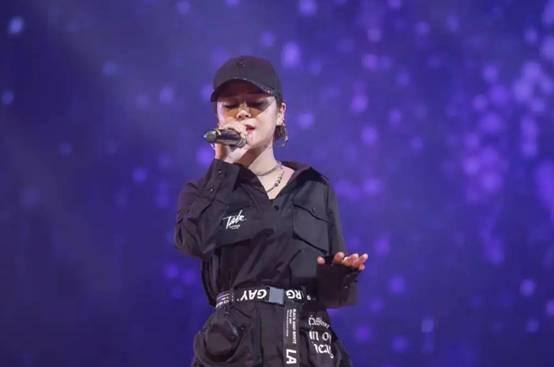 抖音那么多人唱歌有赚钱的吗（她是全网最受欢迎的歌手，一首歌从大排档到千万网红）