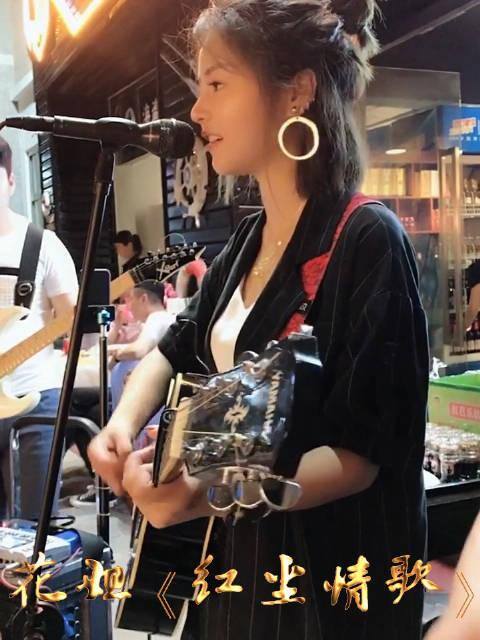 抖音那么多人唱歌有赚钱的吗（她是全网最受欢迎的歌手，一首歌从大排档到千万网红）