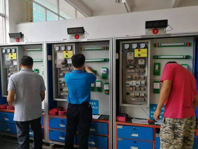 在上海做什么行业最挣钱（上海经济学硕士拒绝回国做电工，原因很真实）