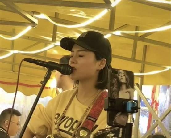 抖音那么多人唱歌有赚钱的吗（她是全网最受欢迎的歌手，一首歌从大排档到千万网红）
