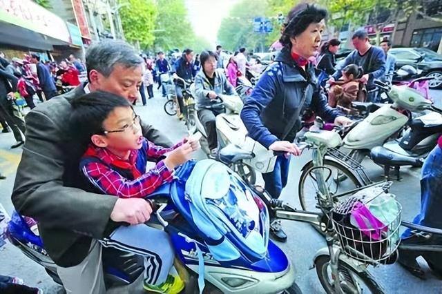 中学门口适合开什么店最好（合肥新校开业一个月，每天流水一万多）