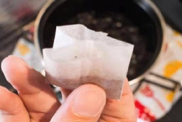 奶茶如何制作（港式丝袜奶茶的做法）