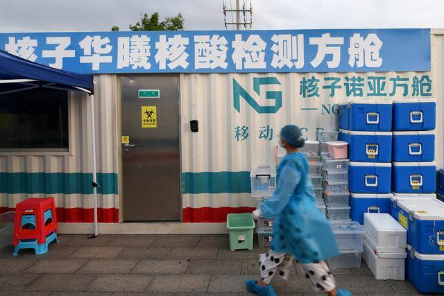 2022钱太难挣了活不下去了（核酸检测亭降温）