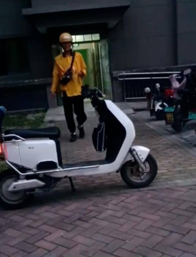 17岁不上学干什么赚钱（19岁男孩高考后送外卖赚了1.7万，网友纷纷点赞）