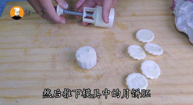 如何自制冰皮（教你做冰皮月饼，口感酥软滑爽，略有弹性）