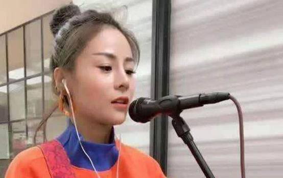 抖音那么多人唱歌有赚钱的吗（她是全网最受欢迎的歌手，一首歌从大排档到千万网红）