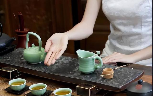 开茶叶店赚钱吗?大概利润多少呢（“免费喝茶”年赚248万）