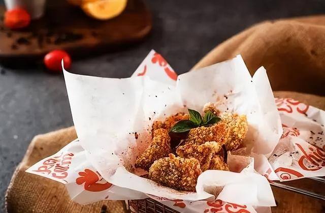 开家小吃店赚钱养娃[美食]（山东大叔摆摊卖鸡屁股，10年销售额上百亿）